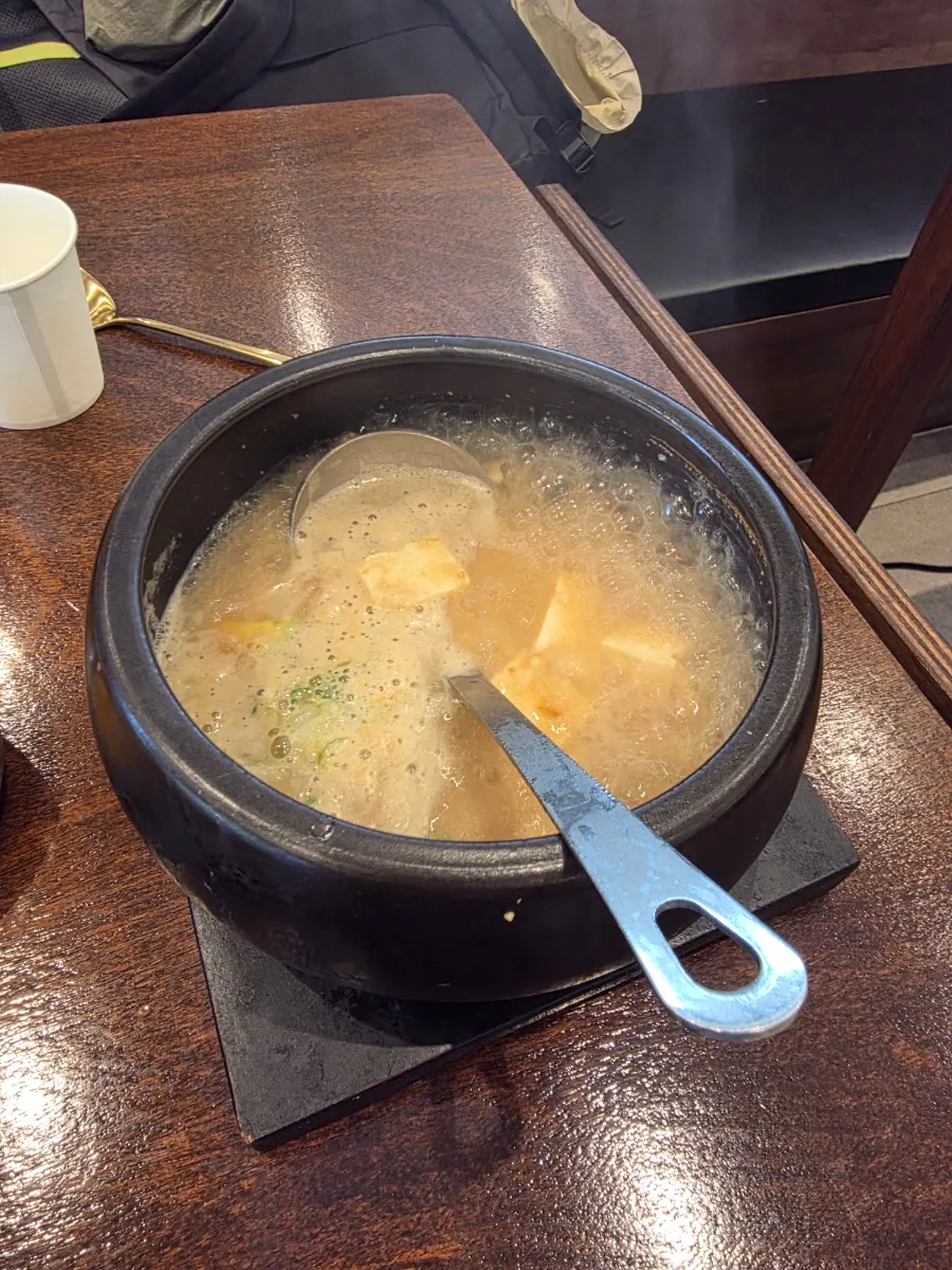 The barley rice bowl and soup bowl set out by staff