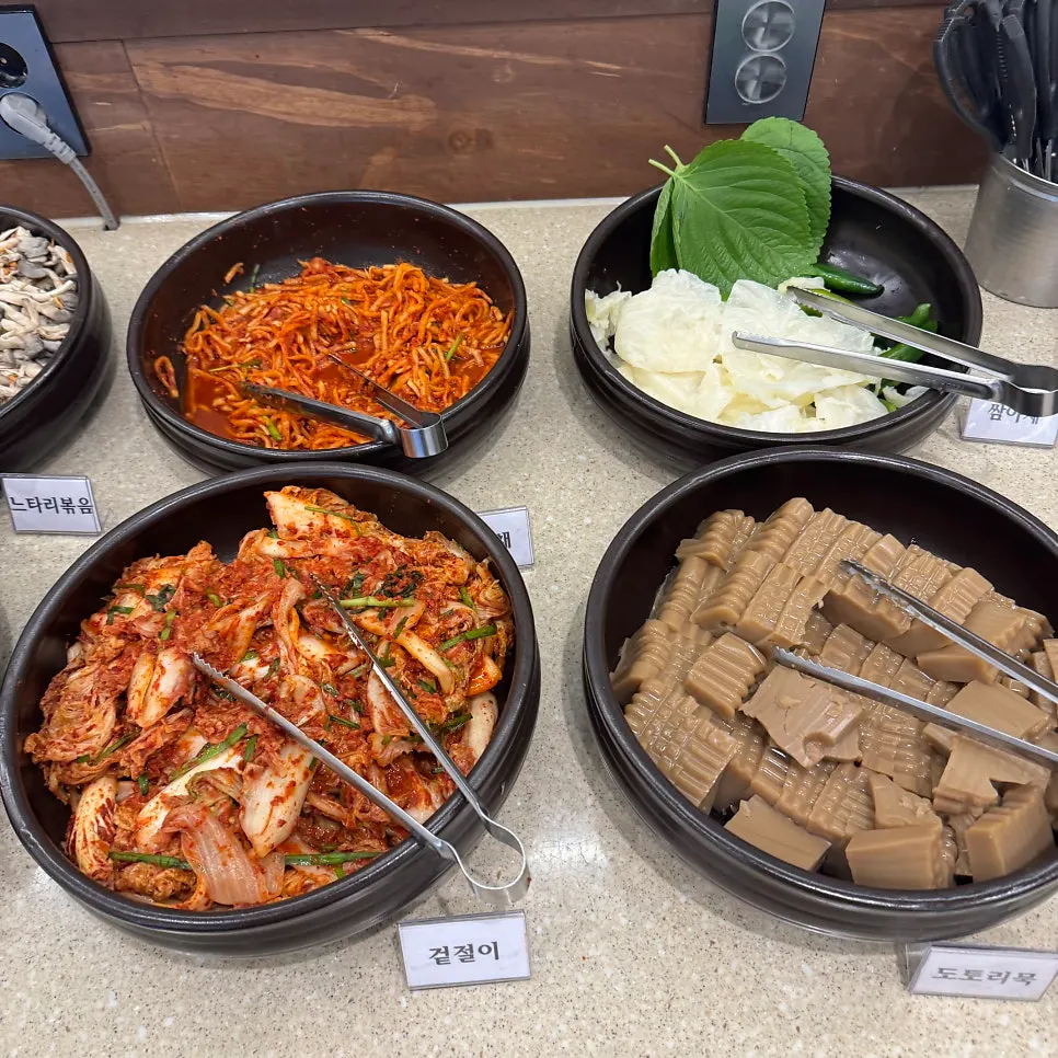 무한리필 반찬 셀프바의 여러 가지 반찬