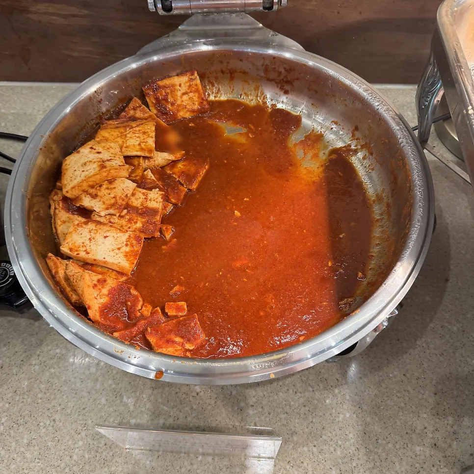 접시에 조금씩 담아온 여러 가지 반찬