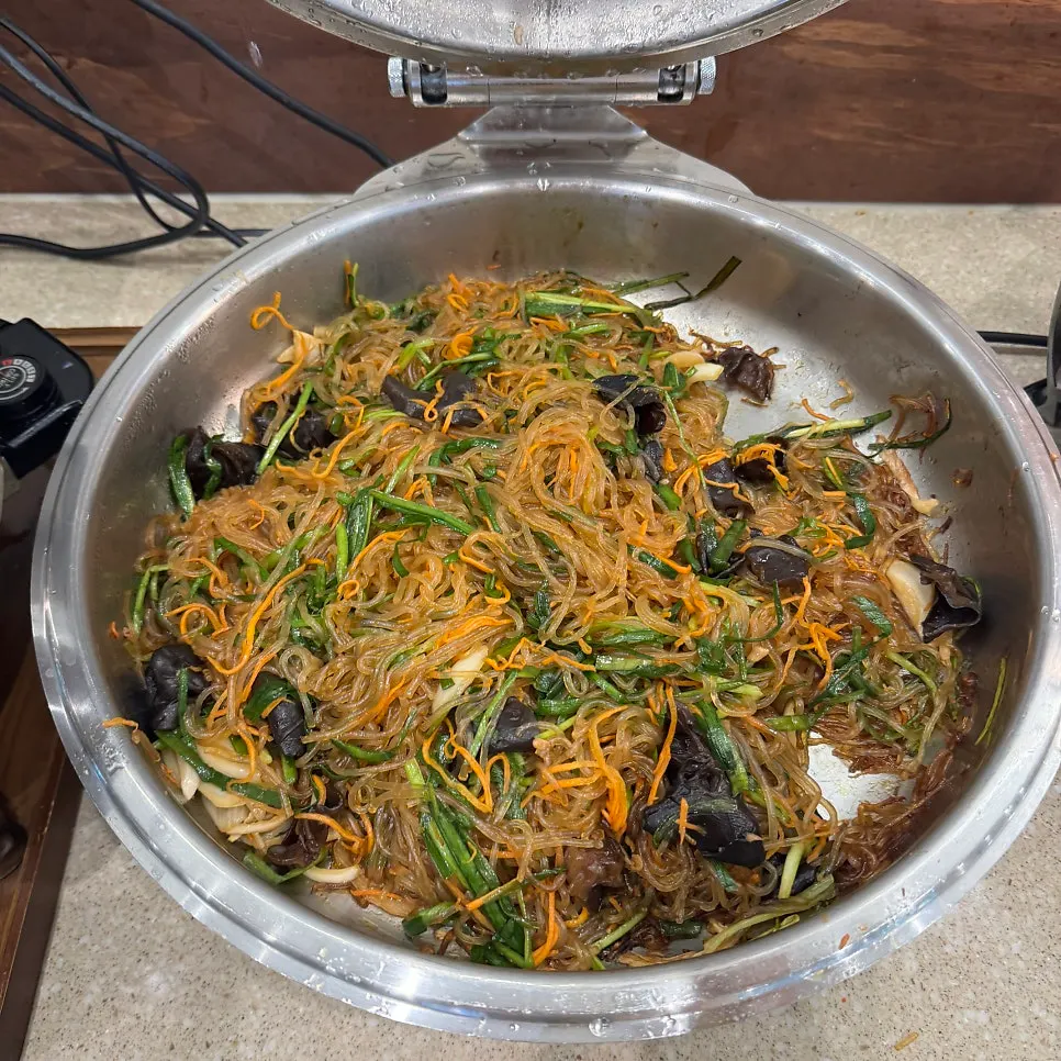셀프바에서 담아온 나물 반찬 한 접시