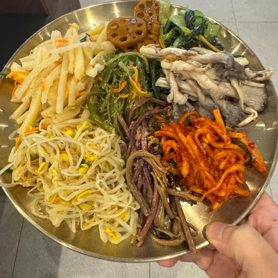 먹을 만큼만 담은 반찬 접시