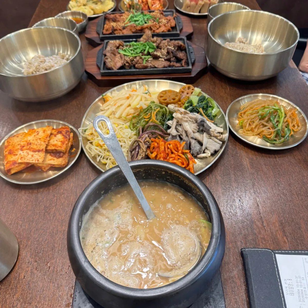 보리밥과 반찬이 놓인 보리옥 본점 점심 한 상