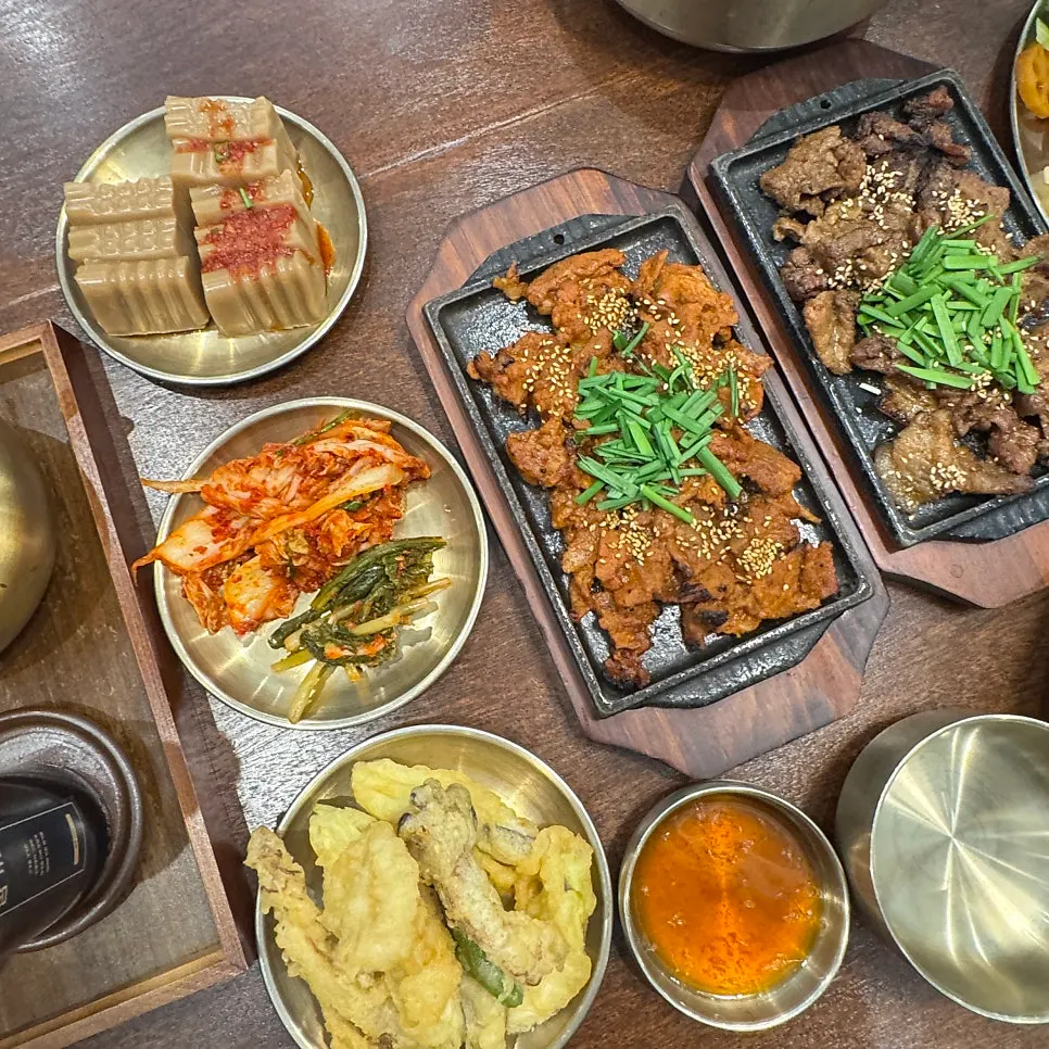 빛깔 고운 보리옥 나물 반찬 근접 사진
