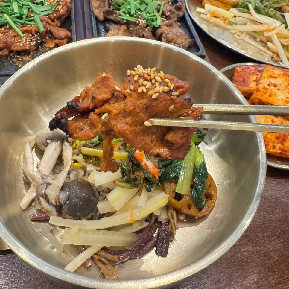 비벼서 완성한 보리밥 비빔밥