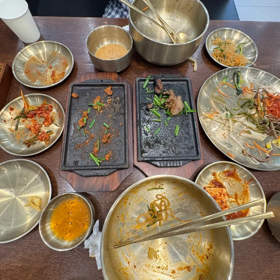 따뜻하고 바삭한 채소튀김 접시