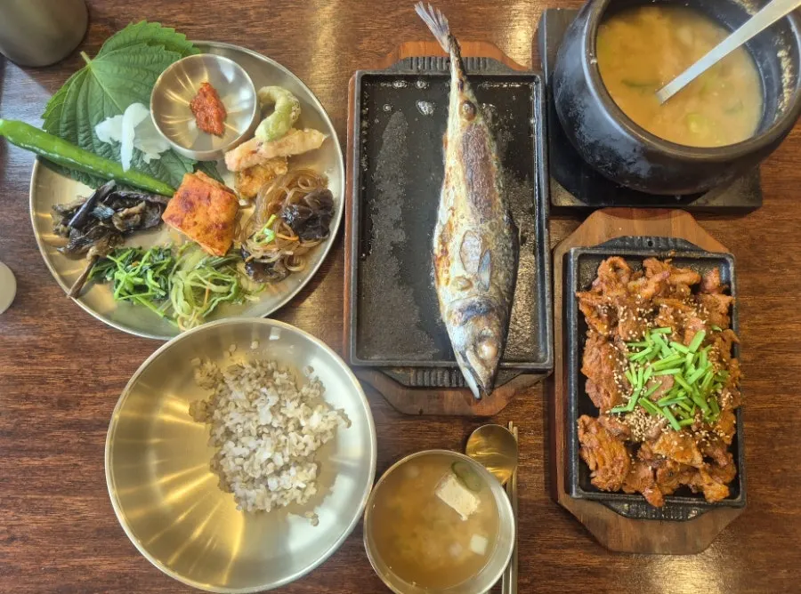 A full table of mackerel and pork bulgogi barley rice at Boriook Main Branch