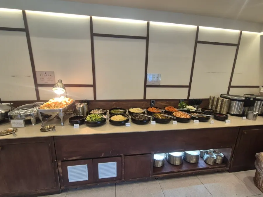The steamed cabbage and perilla leaf wrap station