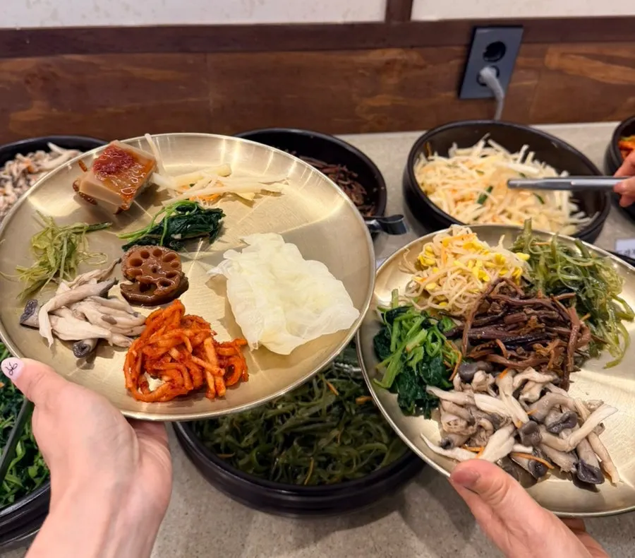 양 차이가 나는 두 사람의 나물 접시