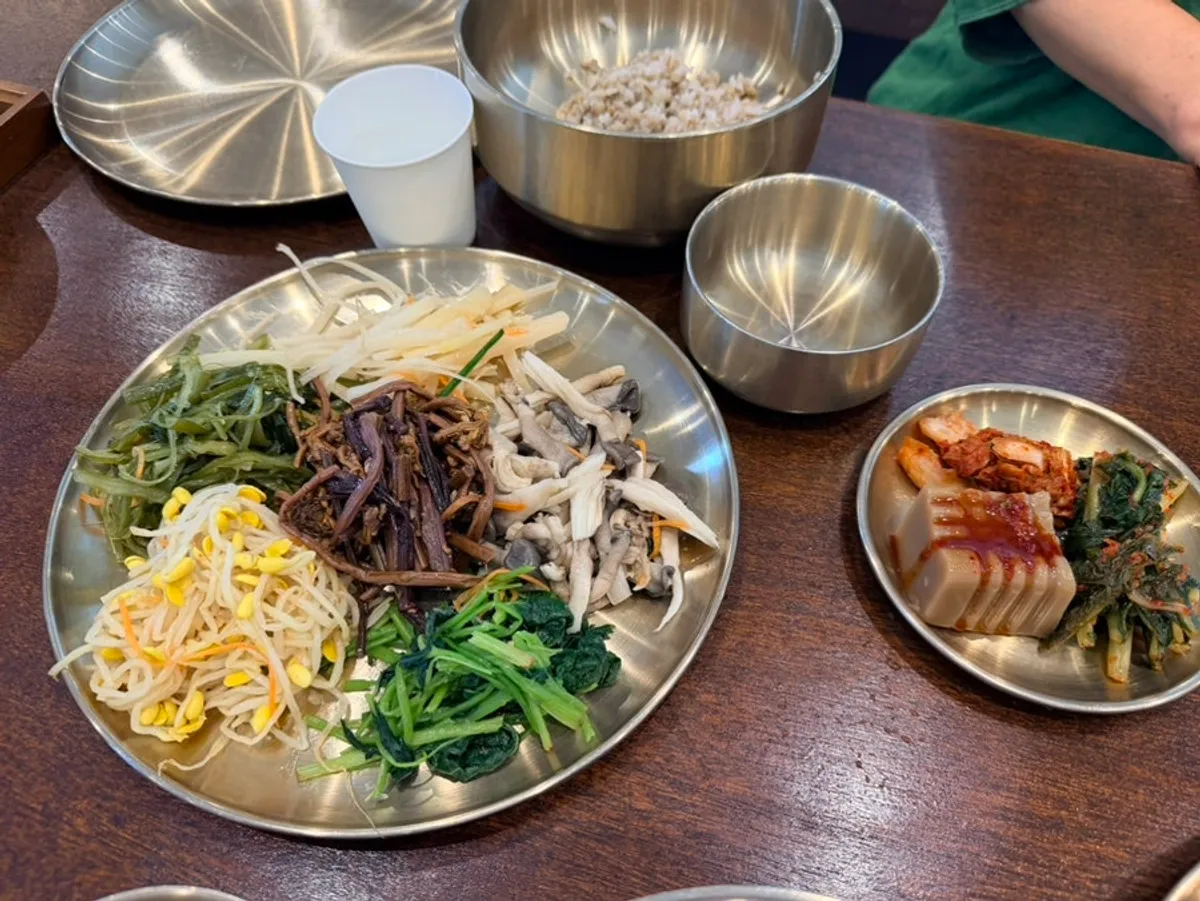 보리밥 비빔용 넓은 대접과 국그릇 세팅