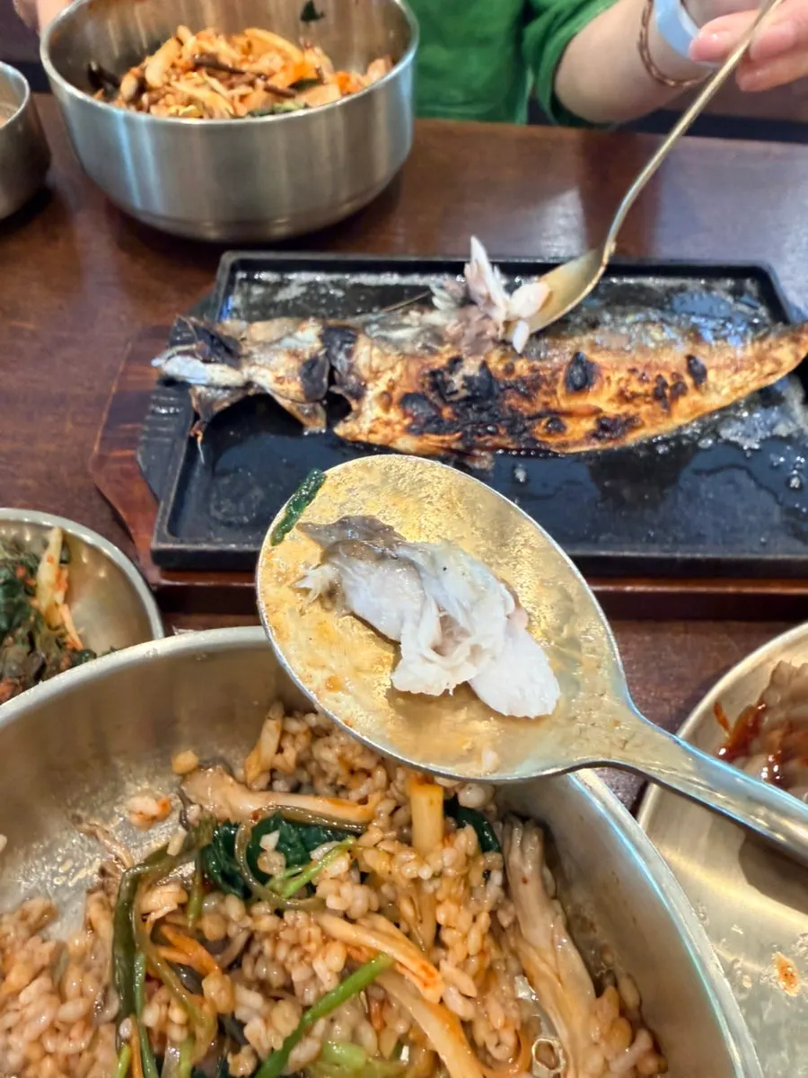 노릇하게 구워진 고등어구이 접시