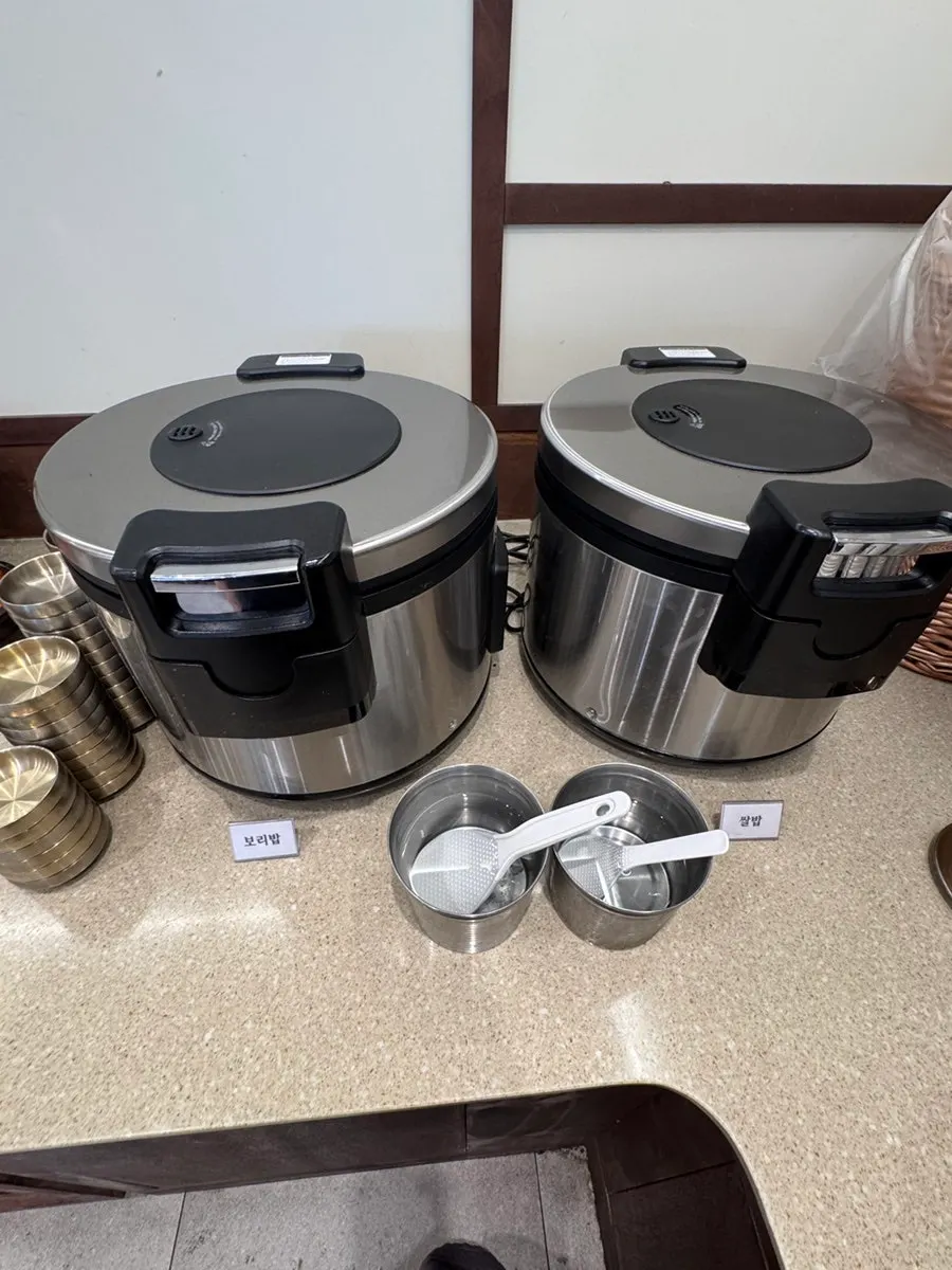 Chili pepper fritters and the rice station with white and barley rice