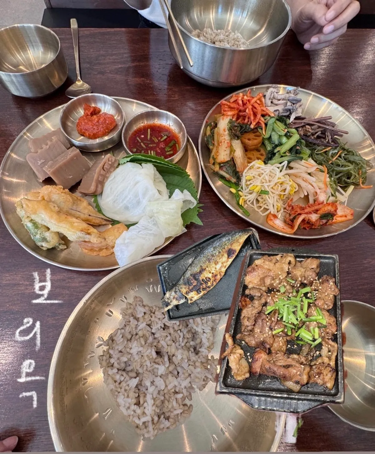 Final spread of the barley rice set at Boriook Main Branch