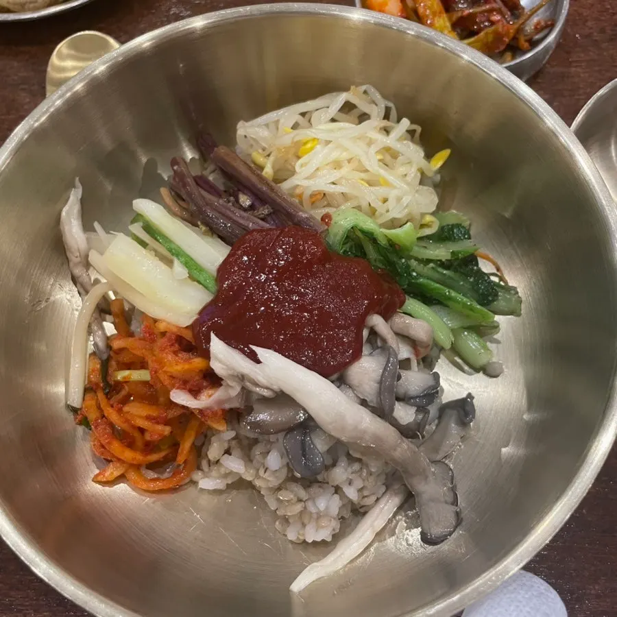 도토리묵과 미역줄기 등 셀프바 기본 찬