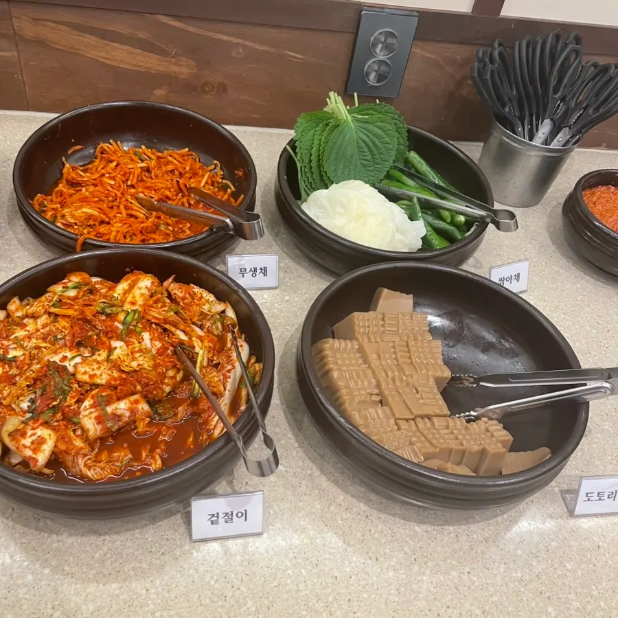 고구마·가지·버섯 튀김이 담긴 셀프바 트레이