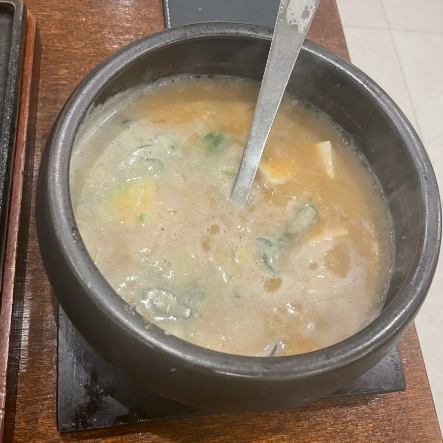 보리밥에 반찬을 올려 비빈 그릇