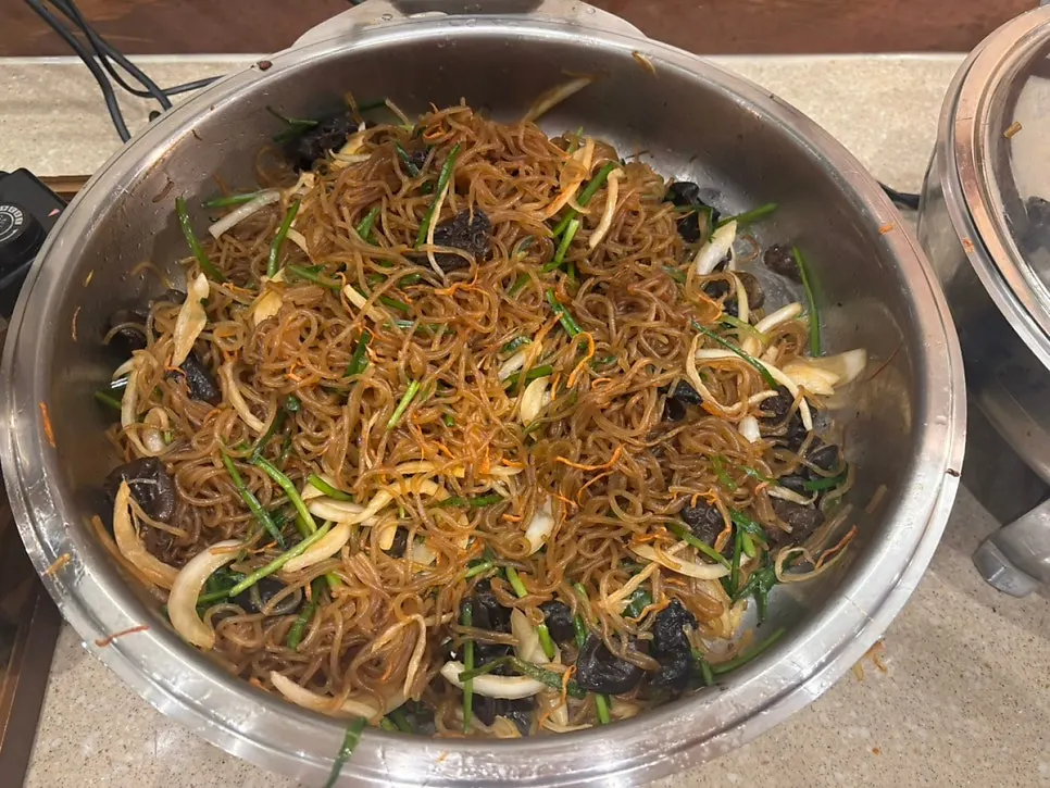 두부조림이 담긴 셀프바 반찬 트레이