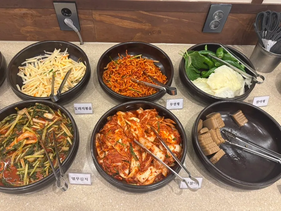 겉절이와 열무김치가 놓인 김치 코너