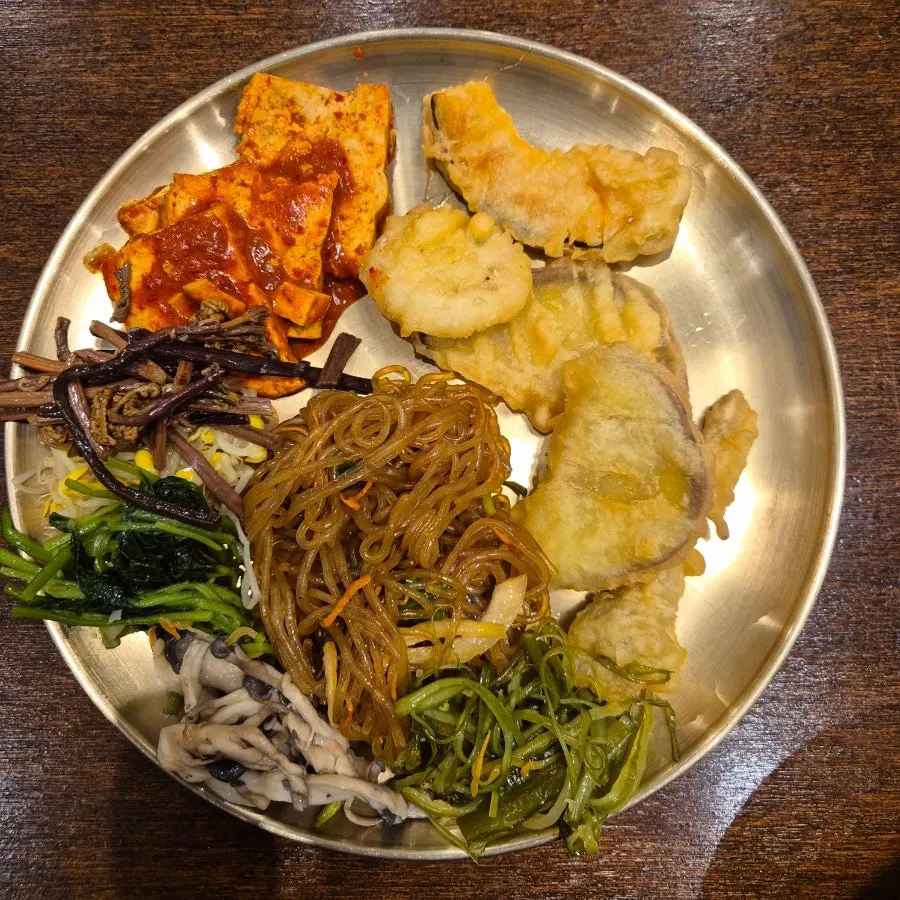 접시에 골라 담은 나물과 반찬