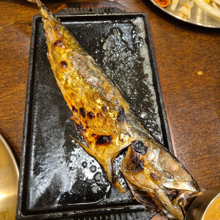 보리밥과 함께 차린 반찬 한 상