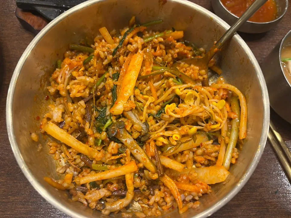 고추장과 참기름을 넣어 비빈 보리비빔밥