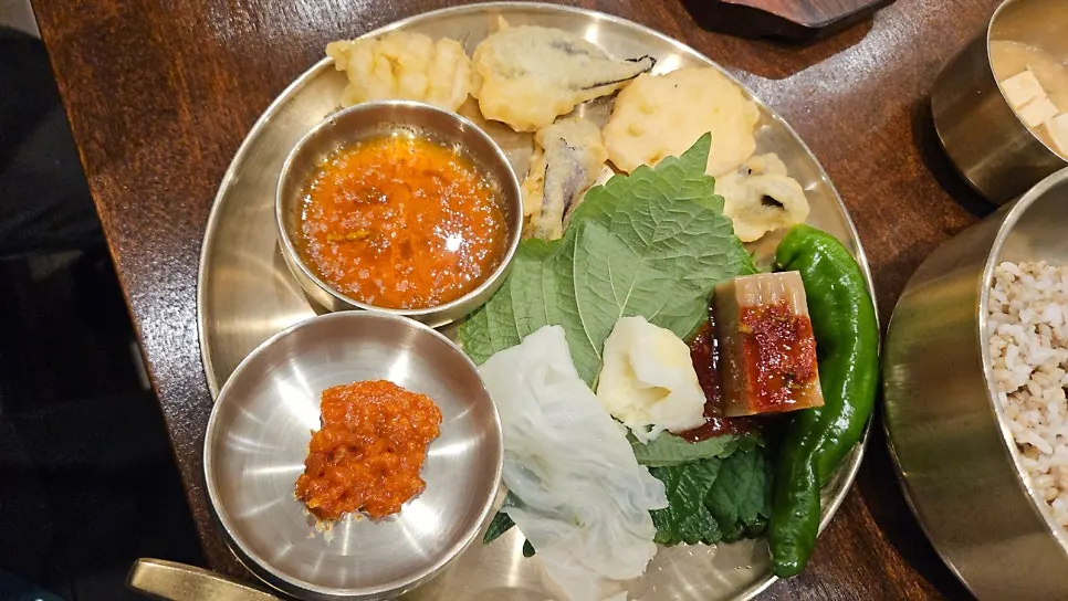 Barley rice set and soy sauce pork set served together