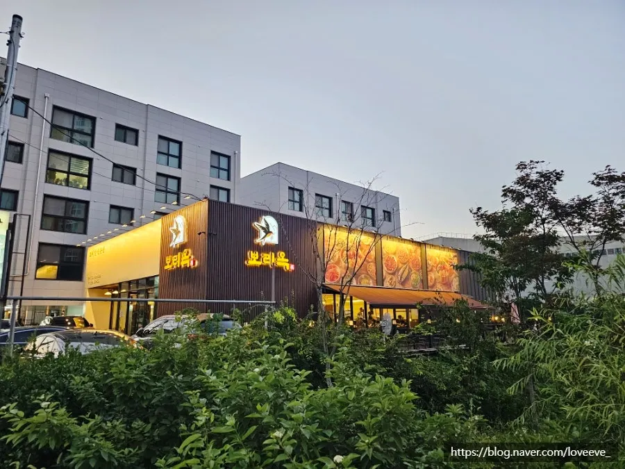 보리옥 본점 입구와 식당 앞 주차장