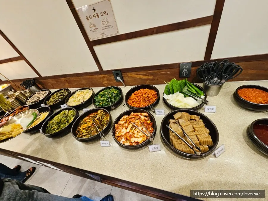 쌈 채소와 김치, 도토리묵 코너