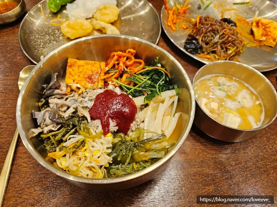 참기름을 뿌린 보리밥 비빔 준비