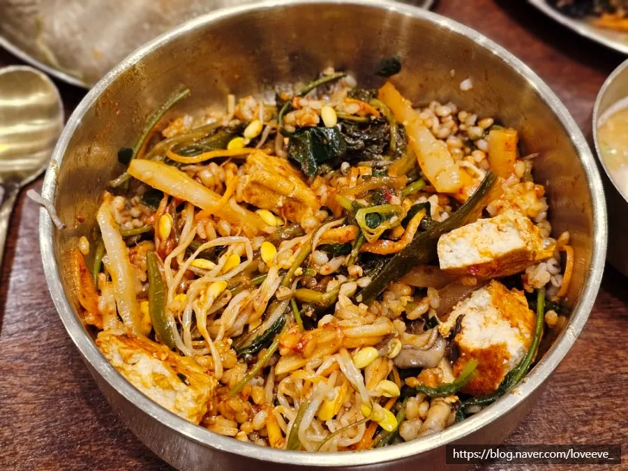 완성된 보리비빔밥 한 그릇