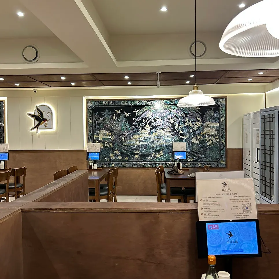 Hanok-style interior of the Boriook Main Branch dining hall