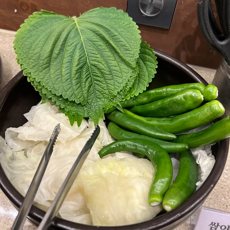 Fresh lettuce wraps and crispy fritters at the self-serve bar
