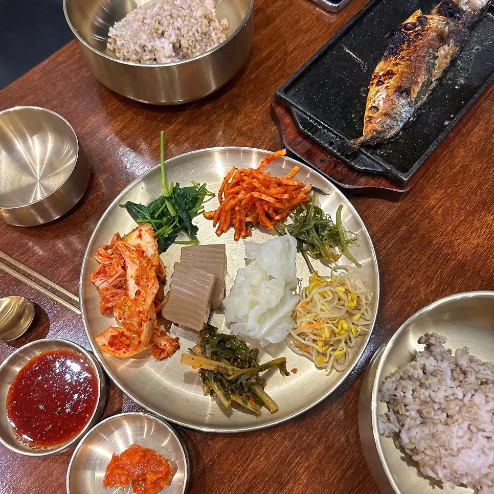 A dinner spread of bibimbap and doenjang jjigae