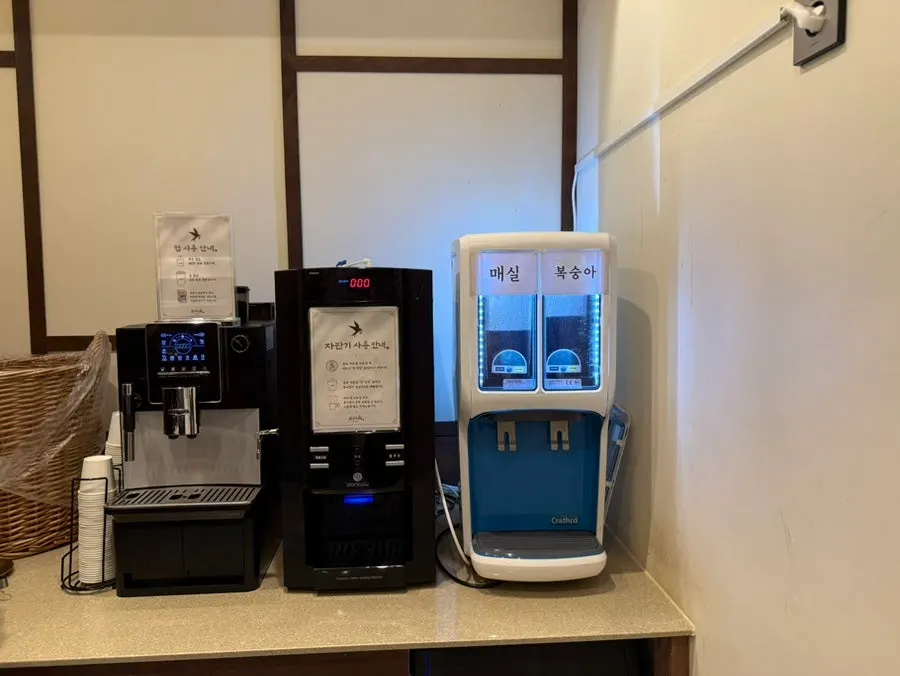 Self-serve station with unlimited white rice and barley rice
