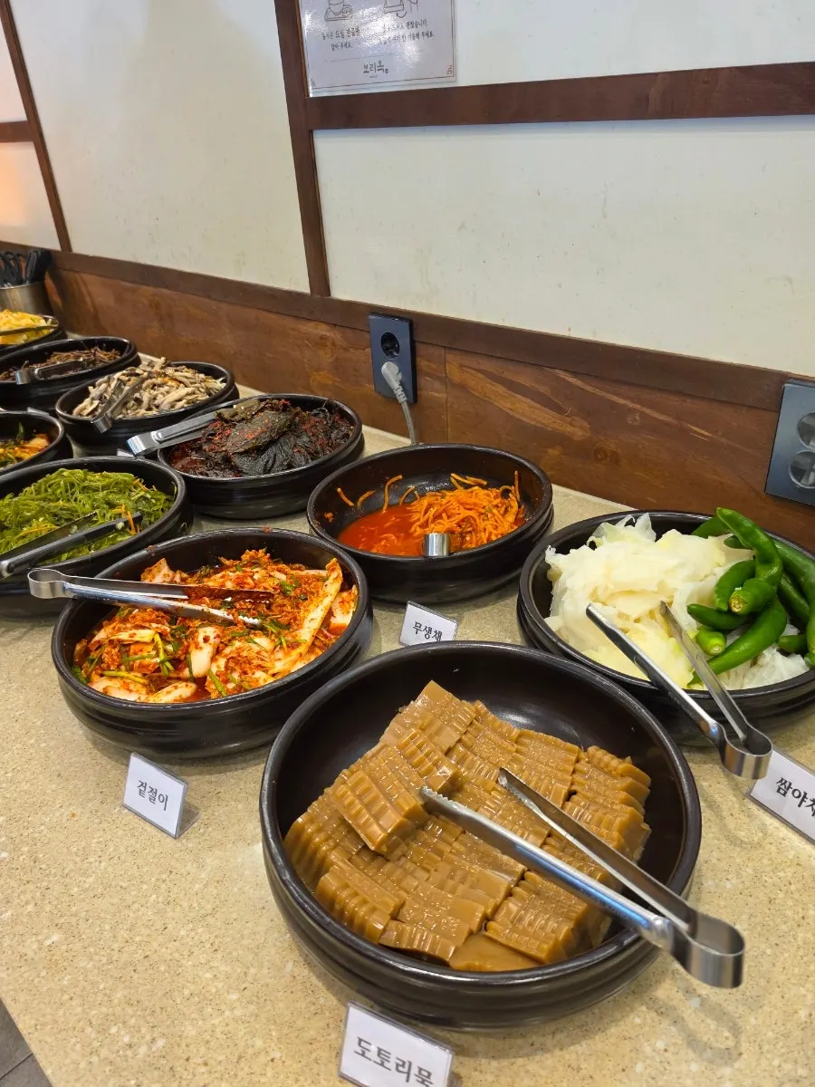 고등어구이·제육 정식이 적힌 메뉴판