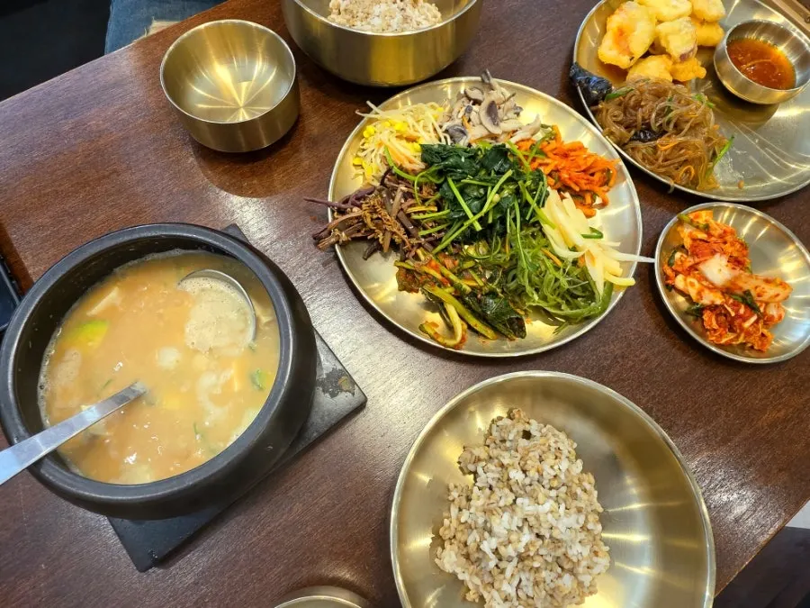 나물과 김치가 놓인 보리옥 본점 셀프바