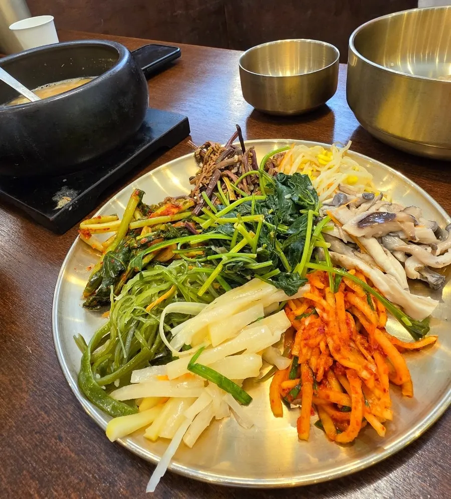 셀프바에서 담아온 나물 반찬 접시