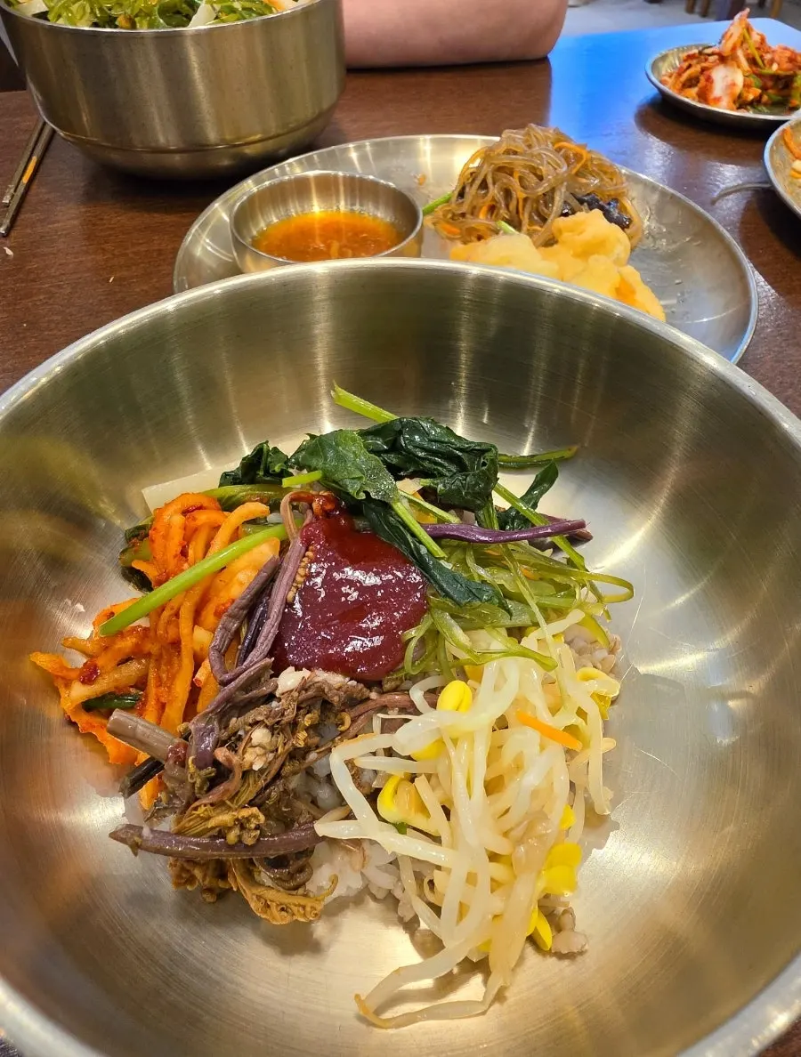반찬이 가득 차려진 보리밥 정식 한 상