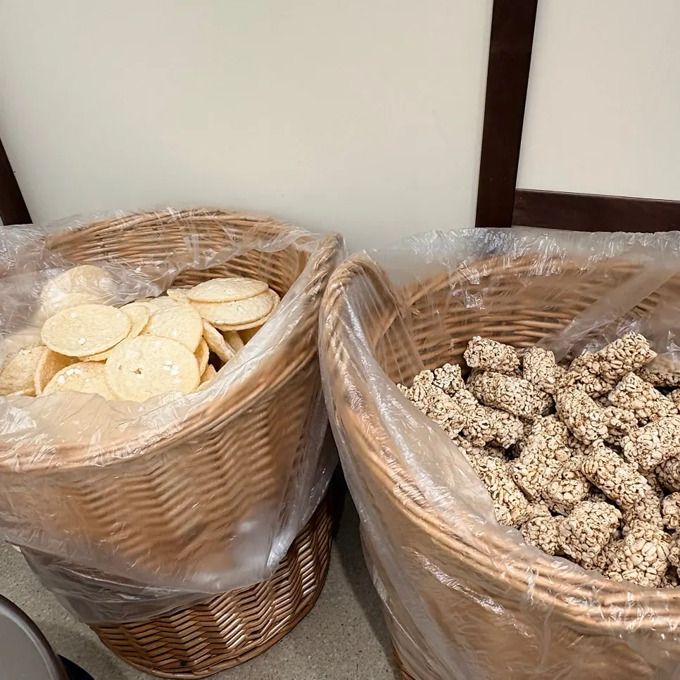 셀프바에 차려진 각종 반찬