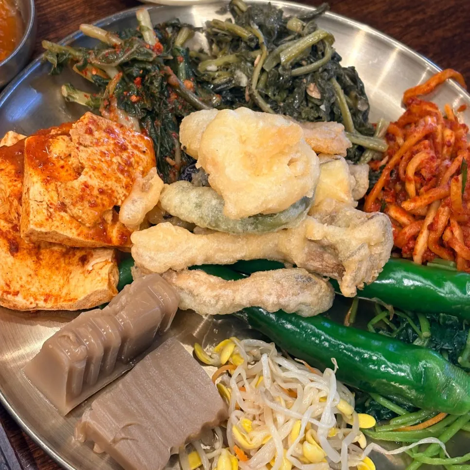 고추장 제육과 고등어구이가 함께 차려진 상