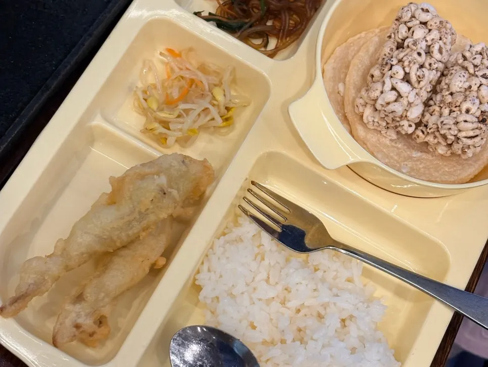 참기름과 고추장을 넣어 비빈 보리비빔밥