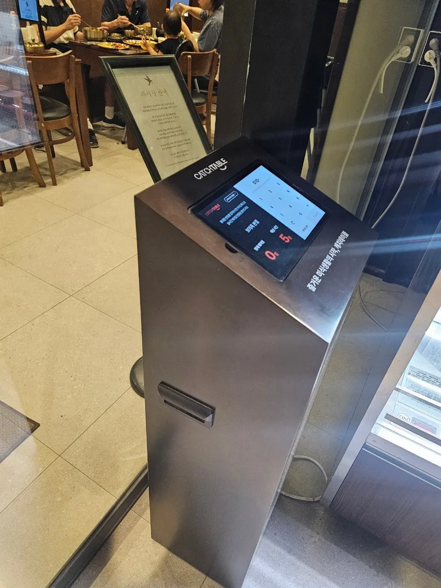 ポリオク本店の店舗入口と店内全景