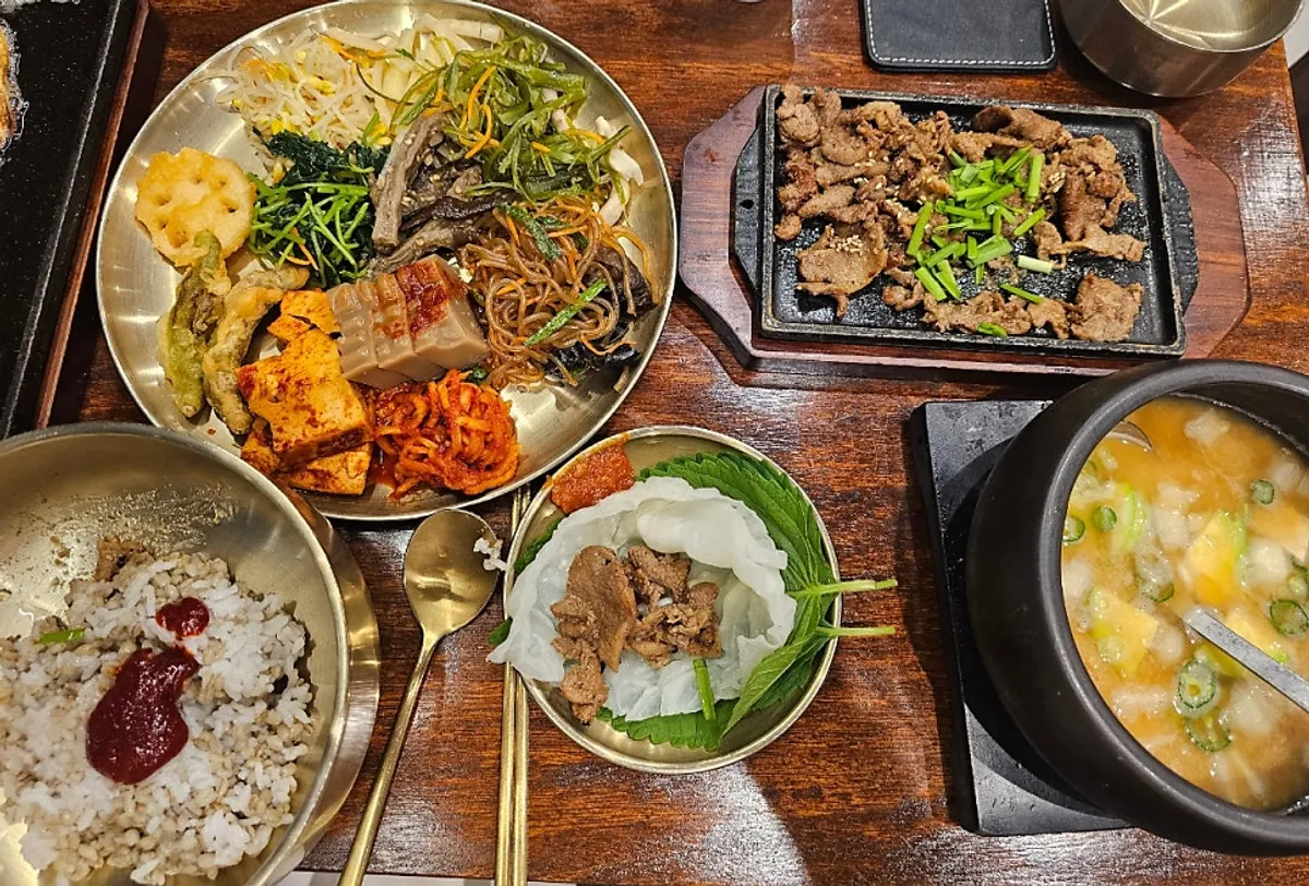 麦飯サバ定食と石焼き醤油チェユク定食の膳