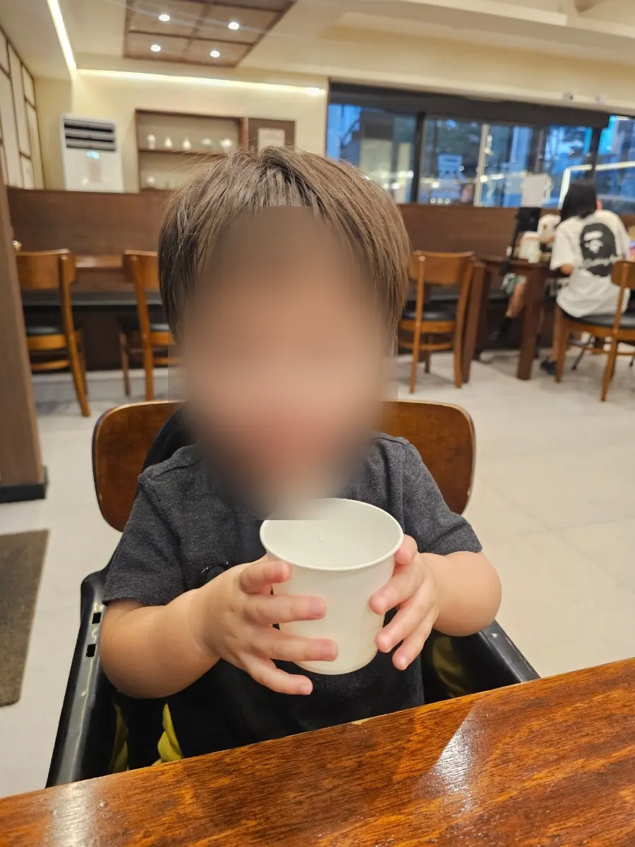 子どもと一緒のポリオク本店の食卓