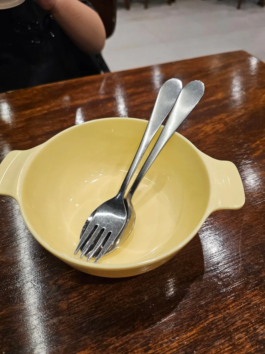 幼児食器とはさみが置かれた子ども席