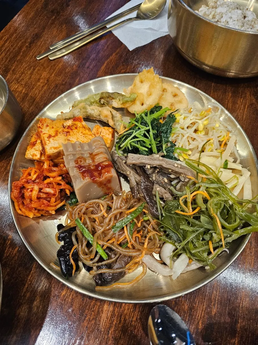 店内奥のおかずとナムル食べ放題セルフバー