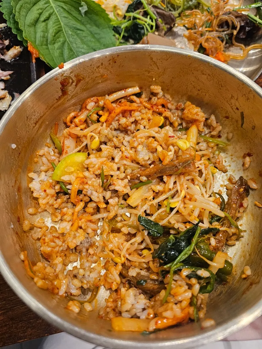 ナムルをたっぷり乗せた麦飯ビビンバ
