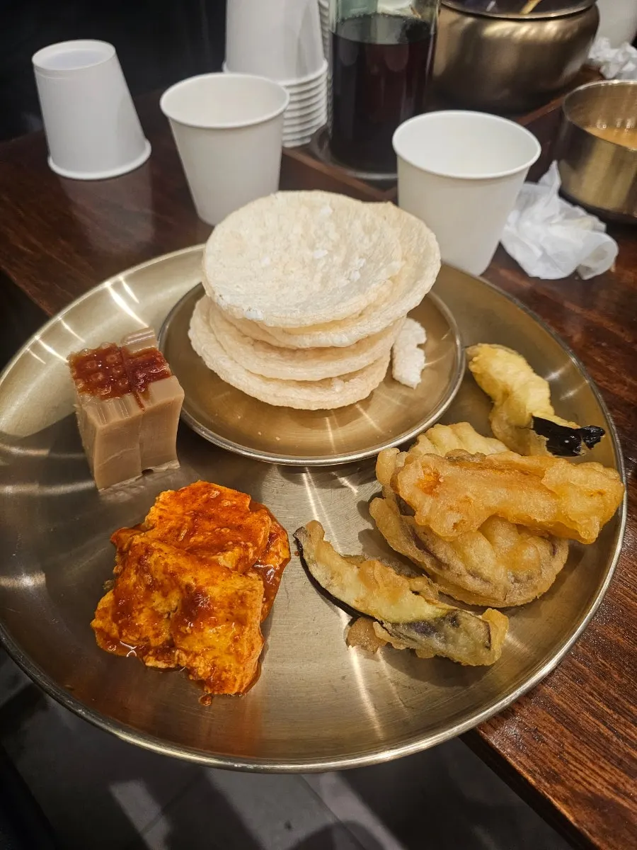 おかわりした豆腐とトトリムク、野菜天ぷらの皿