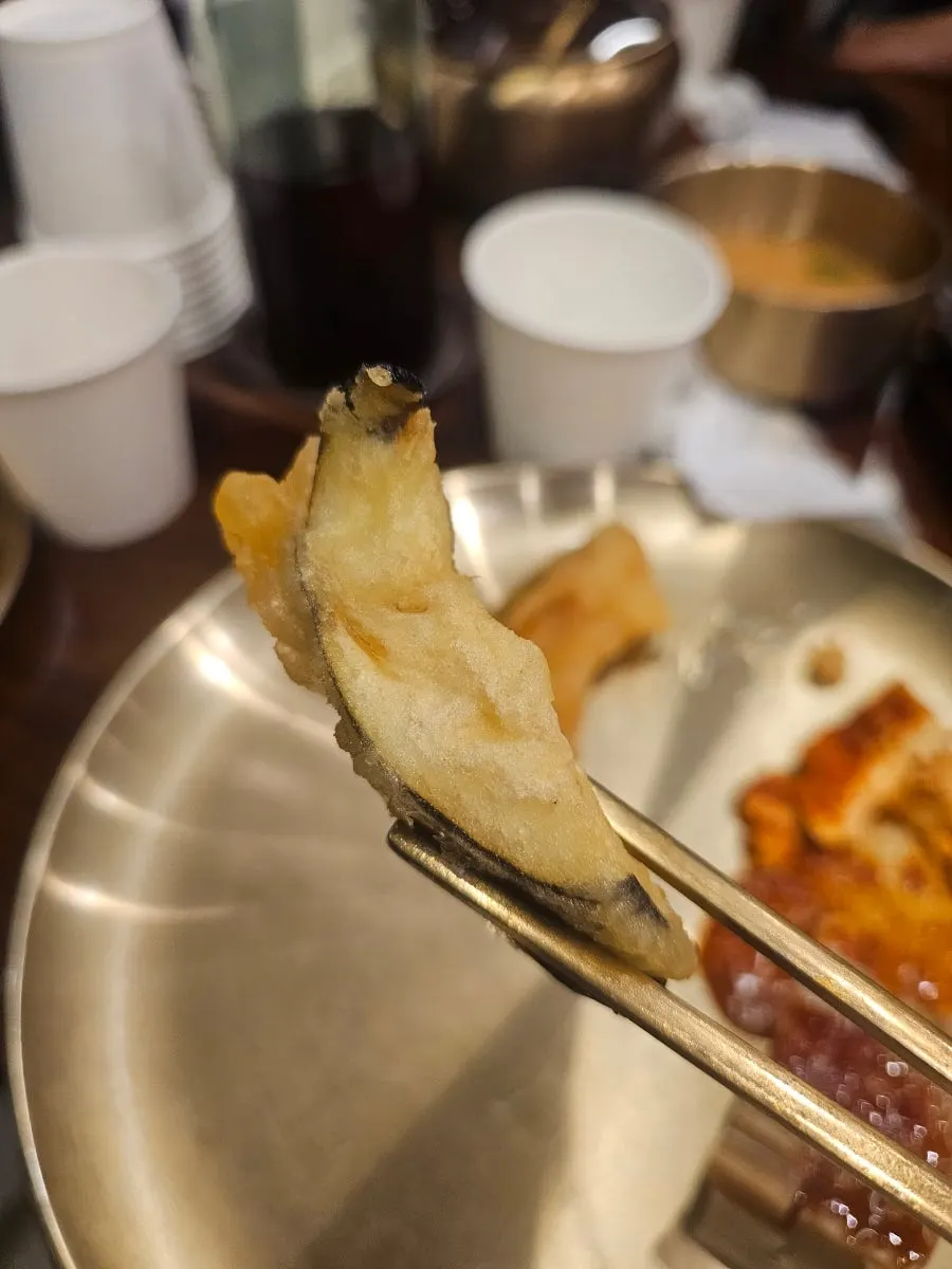 ナス天ぷらが入った野菜天ぷらの皿