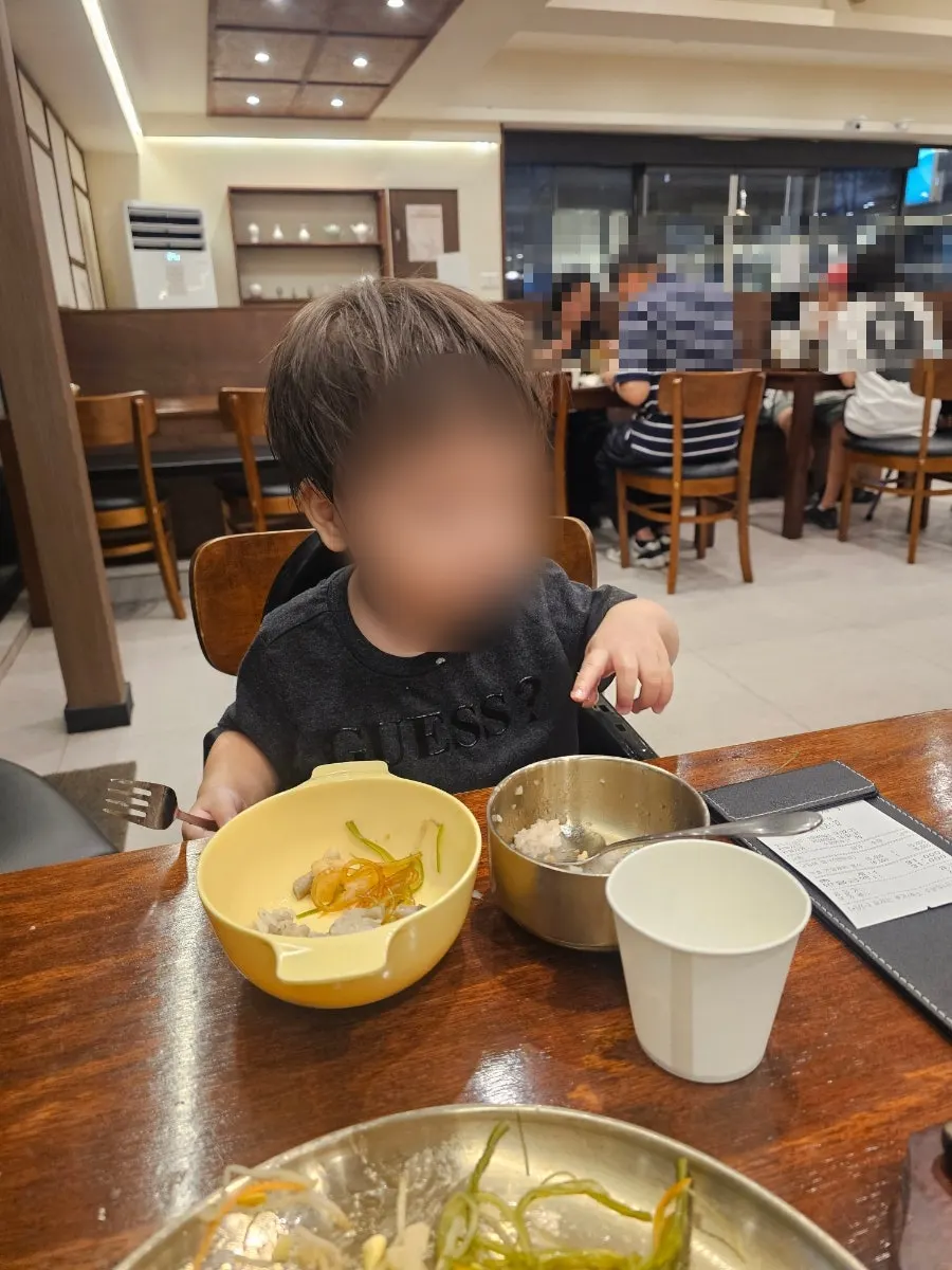 子どもが食べやすく盛られたお肉とおこげ湯