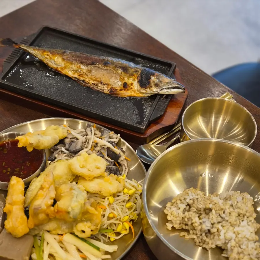 Clean, tidy dining hall at Boriook Main Branch